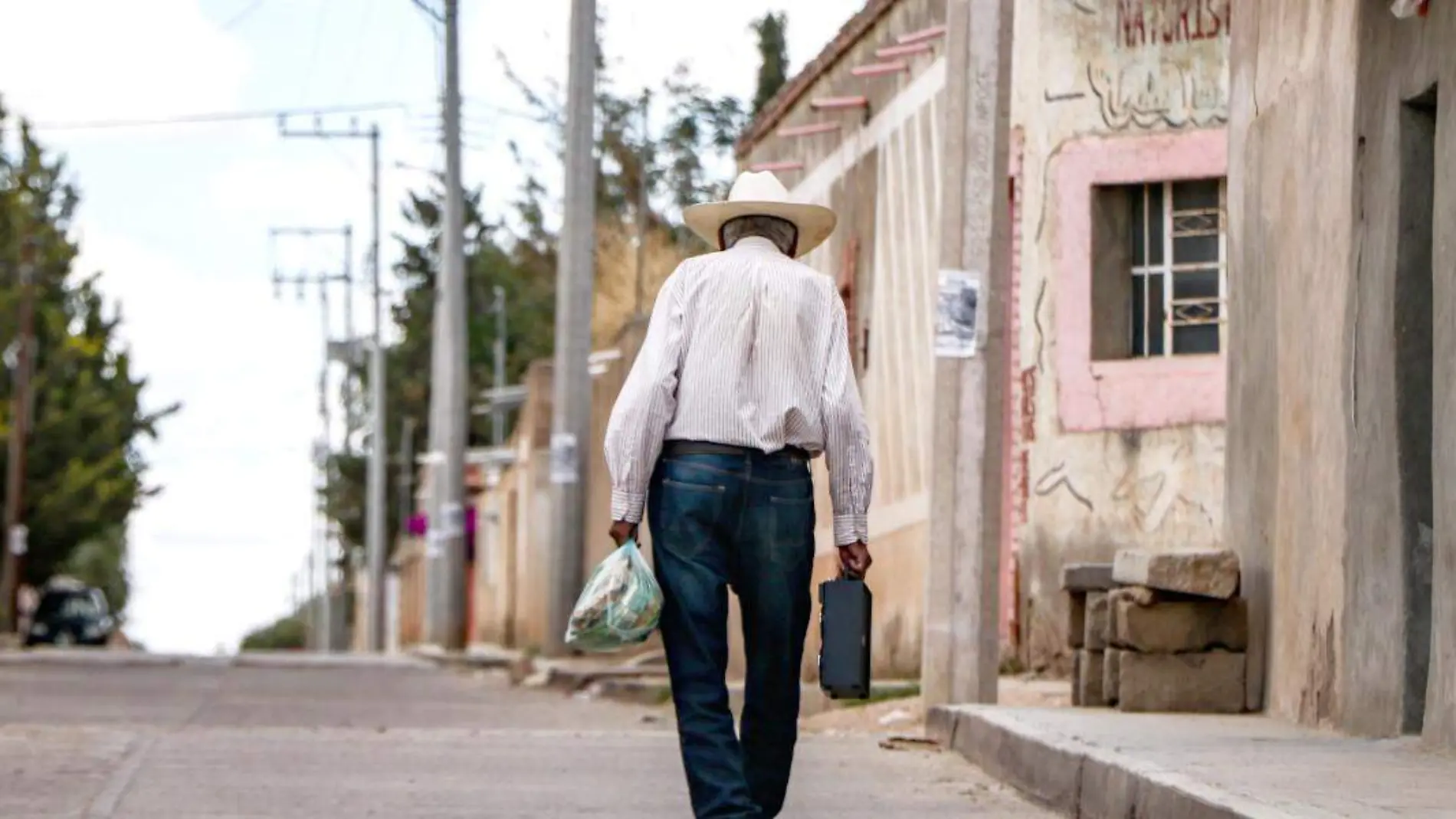 Adulto mayor en la calle